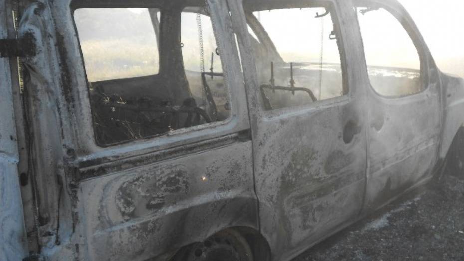 Микроавтобус Fiat Ducato сгорел на дороге в Нижнедевицком районе