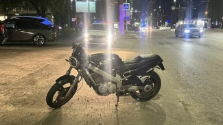 В Воронеже мотоциклист врезался в бордюр: пострадали 2 человека