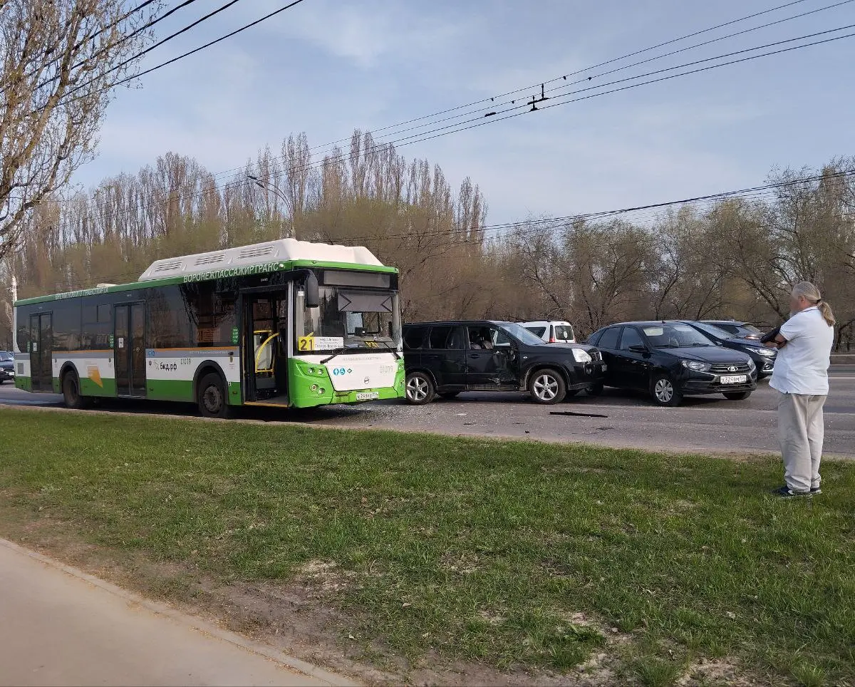 Чернавский мост встал в пробке утром 11 апреля из-за ДТП с автобусом в  Воронеже