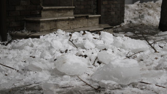 Глыба льда с крыши травмировала 3-летнего ребенка в центре Воронежа