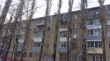 Воронежцы пожаловались на свисающие с крыш метровые сосульки 