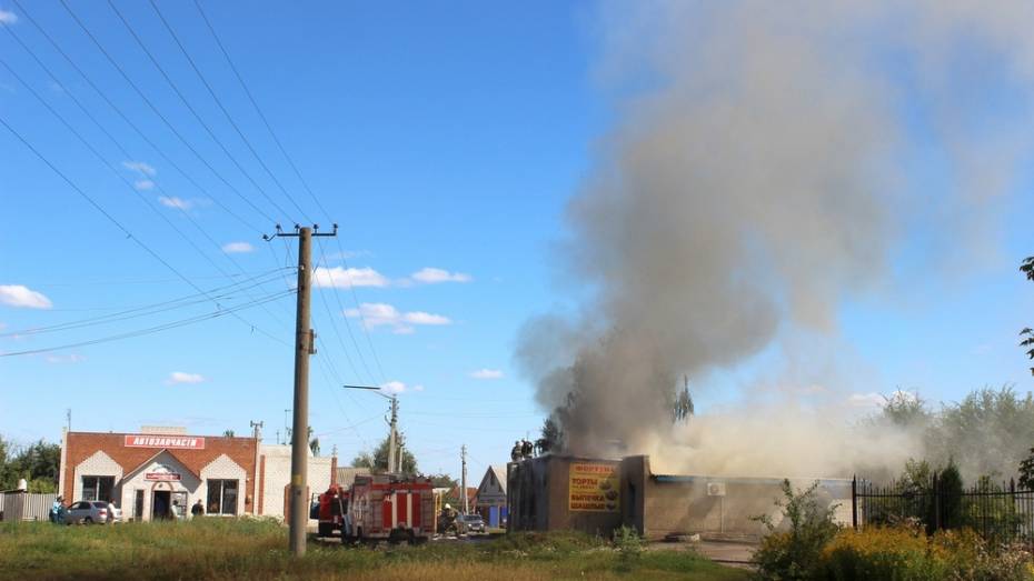 В Таловой выгорело производственное здание 