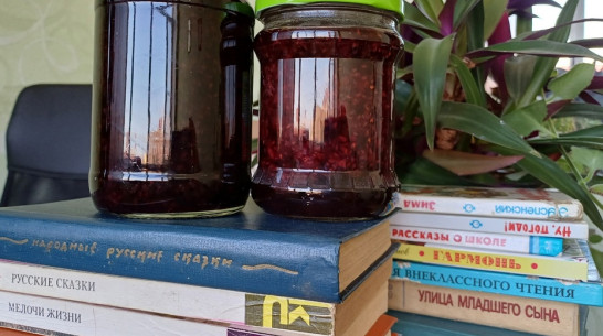 Хохольцы собрали книги для детей из ЛДНР и варенье бойцам СВО