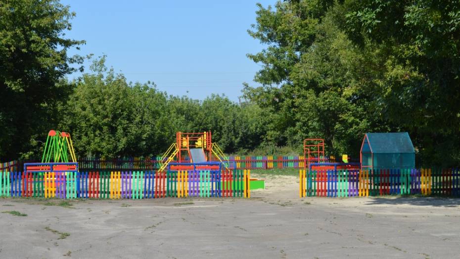 В терновском селе Новотроицкое активисты сделали детскую площадку