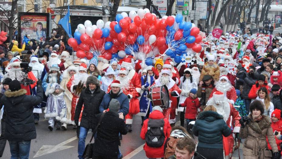 На парад Дедов Морозов в Воронеже вышли 340 сказочных персонажей