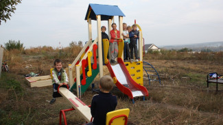 В ольховатском поселке активисты установили детскую площадку