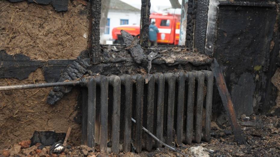 Спасатели нашли тело 41-летнего мужчины в сгоревшем доме в Воронежской области