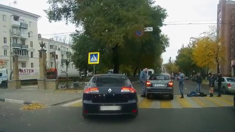 В Воронеже «Гранта» сбила пешехода: видео ДТП появилось в сети