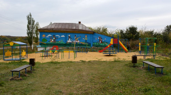 В воробьевском селе Квашино активисты сделали детскую площадку