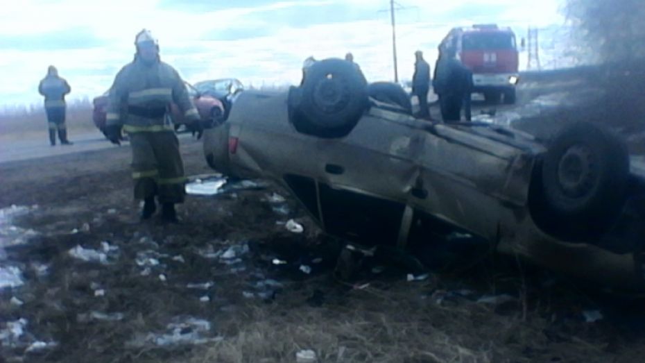 В Воронежской области автомобиль перевернулся в ДТП с 3 машинами