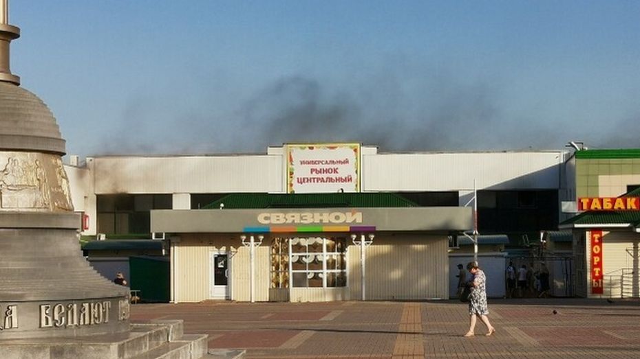 В Лисках на рынке сгорели 2 торговых павильона