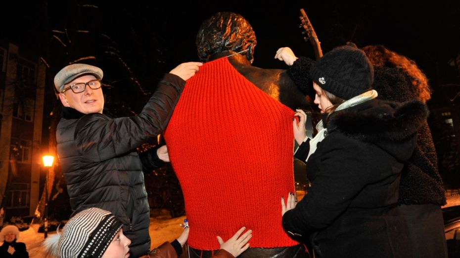 Воронежские мастерицы свяжут свитер для памятника Высоцкому из 4 кг шерсти