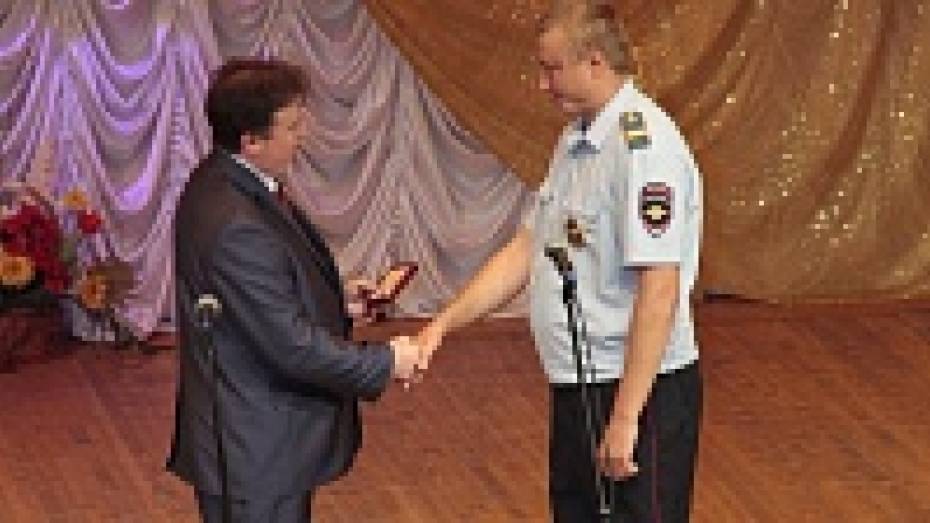 Подгоренский милиционер награжден медалью за спасение мужчины, упавшего в колодец
