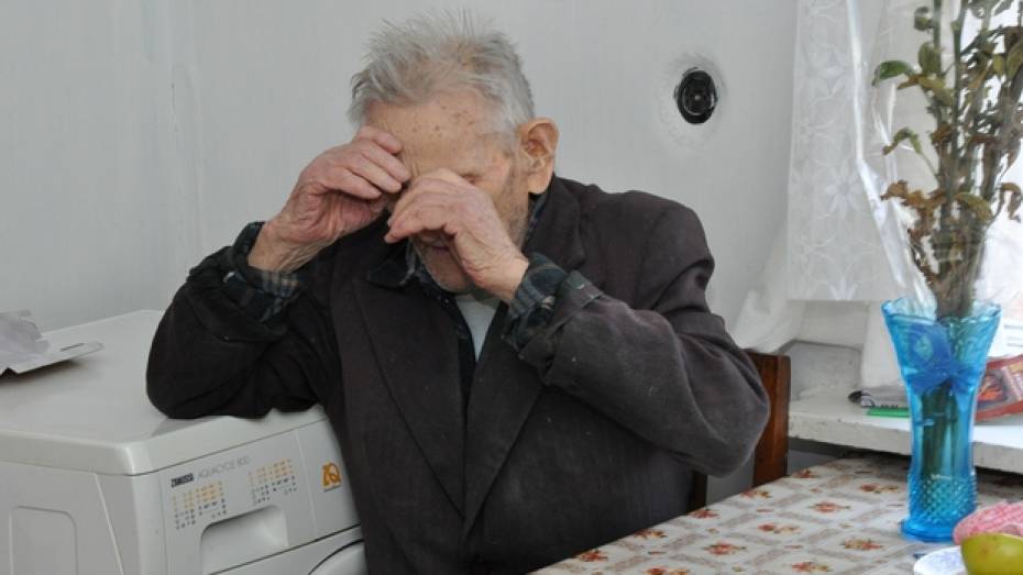 В Павловске грабительницы едва не запытали до смерти столетнего ветерана и отобрали у него 250 тысяч рублей «гробовых»