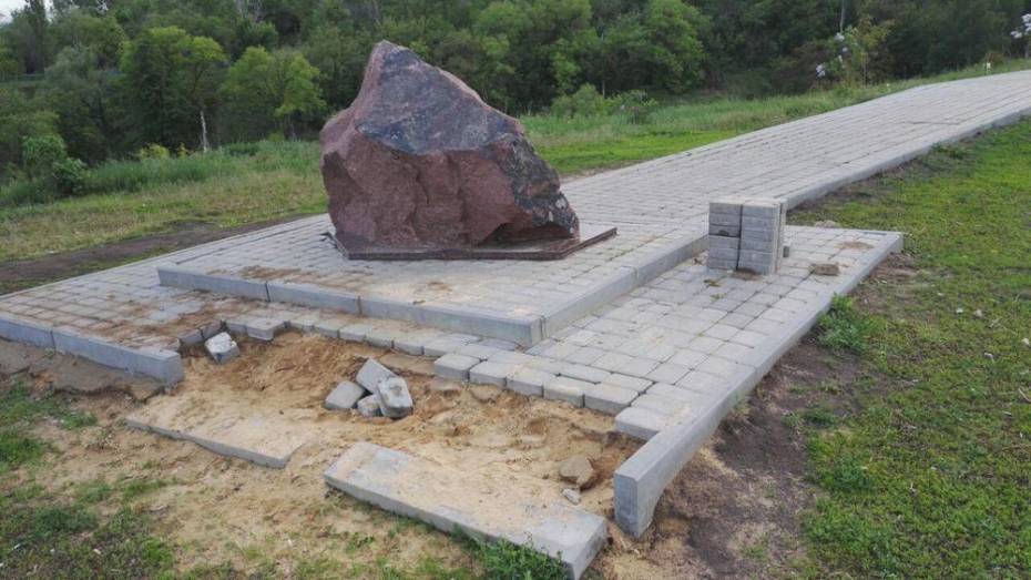 В Семилуках вандалы украли плитку у памятного камня поэту Валентину Сидорову
