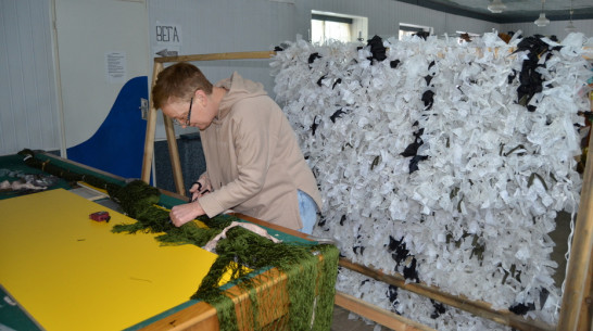 Волонтеры из Бутурлиновки сплели 50 маскировочных сетей для участников СВО