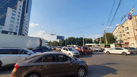 Отключенный светофор стал причиной пробки в центре Воронежа