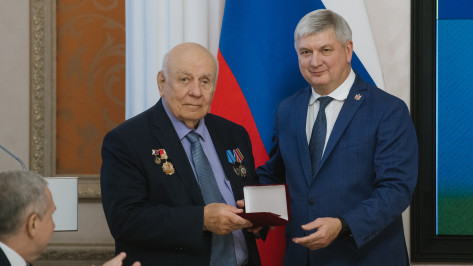Губернатор Александр Гусев вручил воронежцам государственные и областные награды