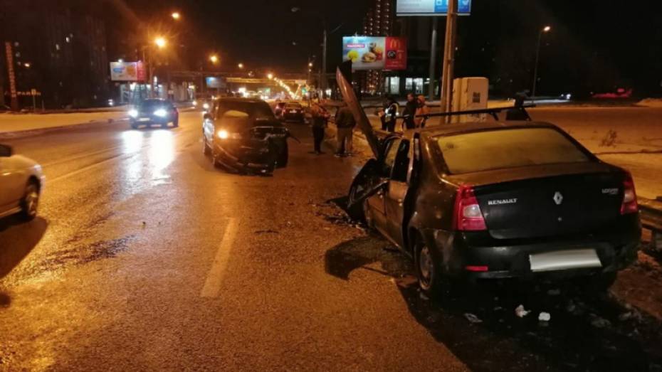 BMW X5 врезался в иномарку на встречке в Воронеже: 8 пострадавших 