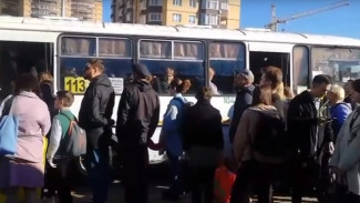 Воронежцы пожаловались на большие очереди на остановке в Шилово