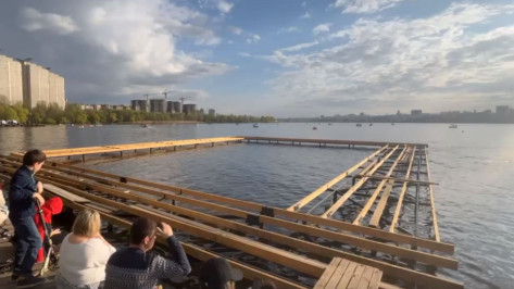 Каркас для будущего бассейна установили на водохранилище возле парка в Воронеже