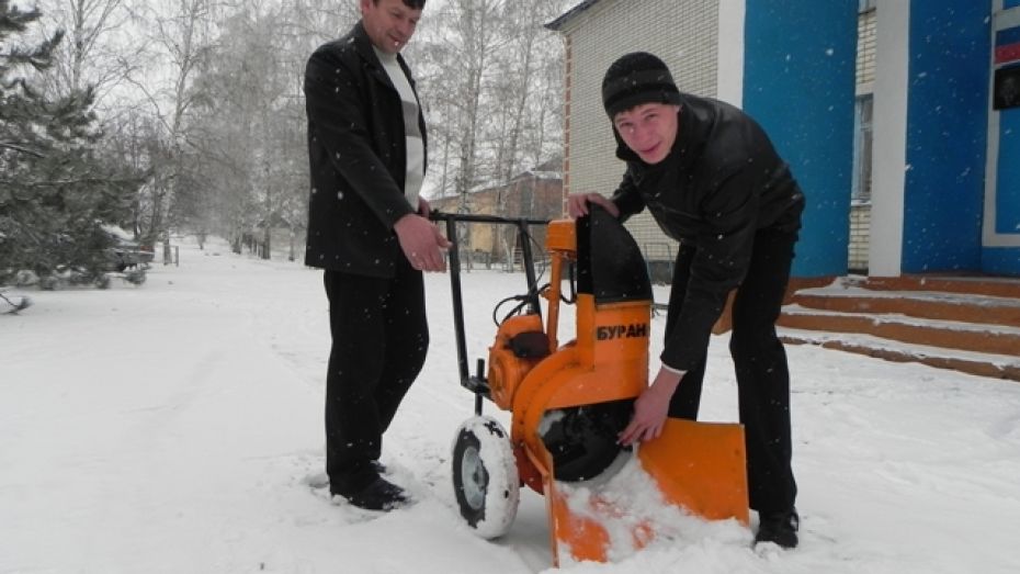 Кантемировский школьник собрал снегоуборщик из ненужных вещей