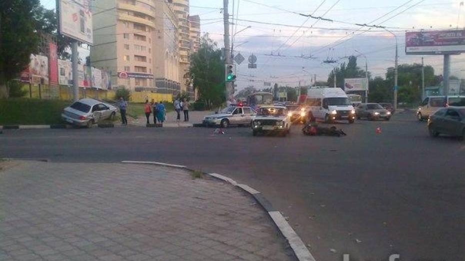 На перекрестке Ленинского проспекта и Брусилова мотоцикл протаранил иномарку