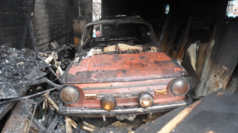 В Рамонском районе дачный дом сгорел вместе с гаражом и «Запорожцем»