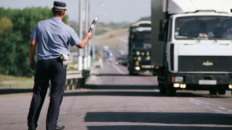 Сотрудники ДПС задержали воронежца, который прятал наркотики в нагрудном кармане 