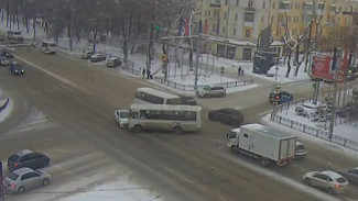 ДТП с маршруткой и иномаркой на перекрестке в Воронеже попало на видео