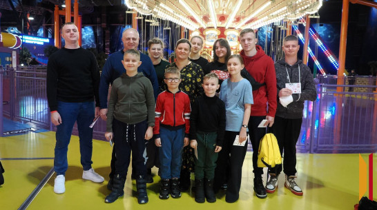 Подарок от воронежского губернатора: многодетная семья Гылка посетила парк аттракционов и океанариум