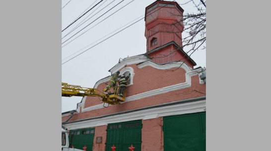 В Павловске на старинном здании пожарной части с деревянной каланчой установили икону