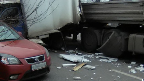 В Воронеже 3 машины в ДТП заблокировали улицу Грамши