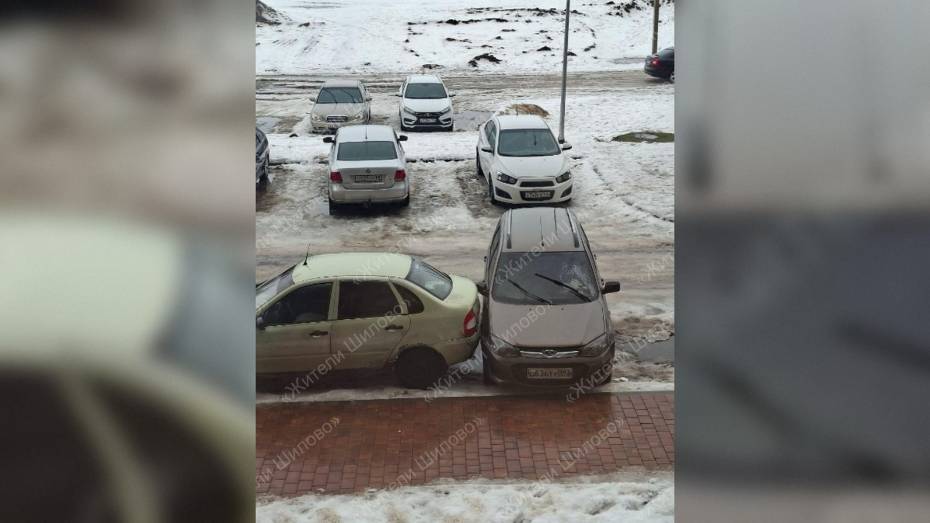 В воронежском Шилово ночью автомобиль загорелся и самостоятельно устроил ДТП