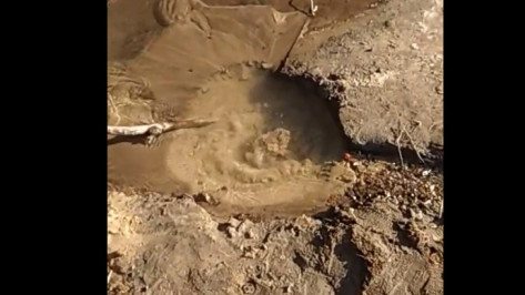 Рабочие устранили утечку во дворе на Ленинском проспекте в Воронеже