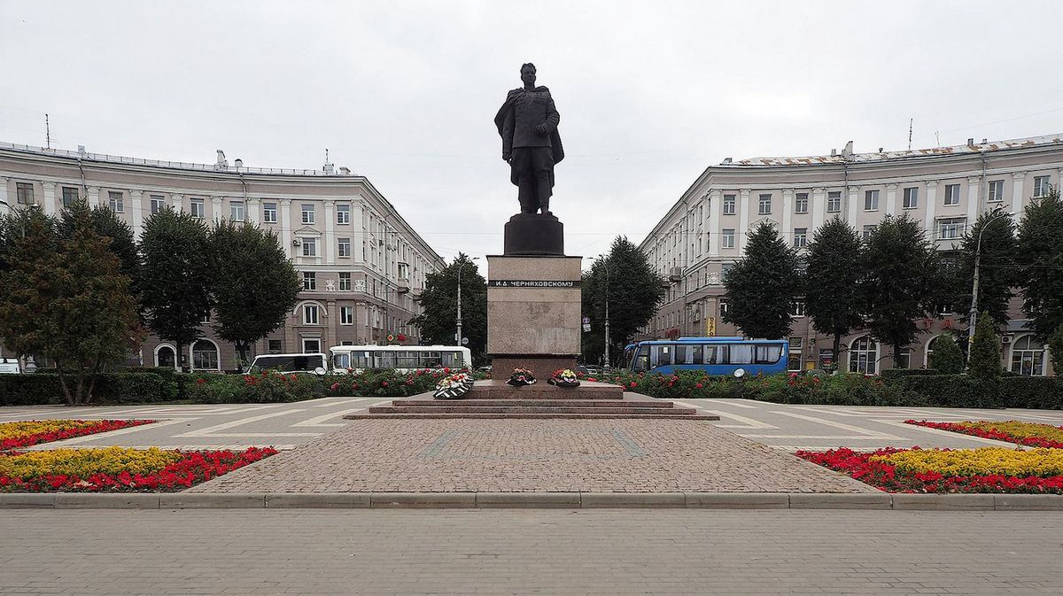 Памятник черняховскому в воронеже фото