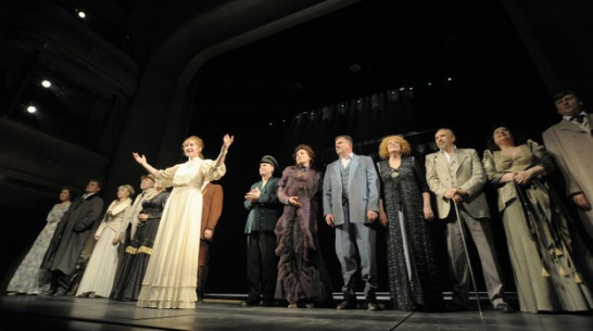 Артистам Воронежского драмтеатра губернатор пообещал помочь с жильем