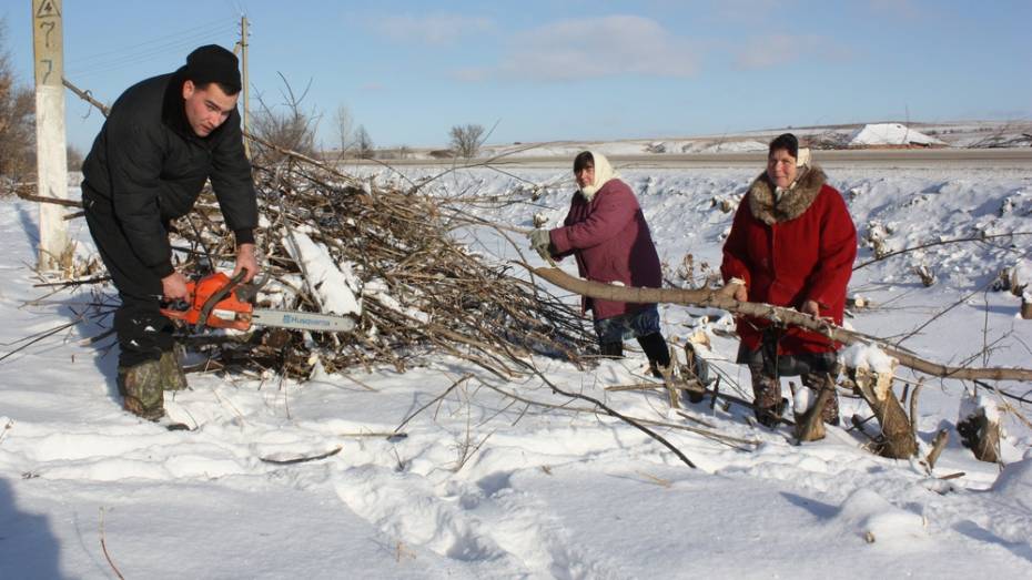 Ольховатские общественники расчистили опасный участок дороги «Ольховатка-Каменка»