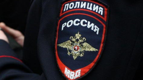 В Воронежской области мать 14 детей напала на приехавшего забрать дочь полицейского 