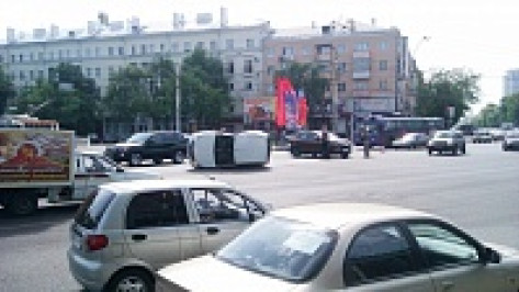 В Воронеже на площади Заставы в ДТП перевернулась иномарка