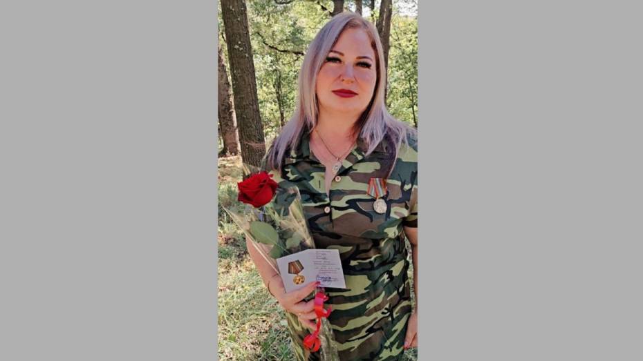 Супруге участника СВО из Таловой вручили медаль «За бескорыстную помощь воинам России»