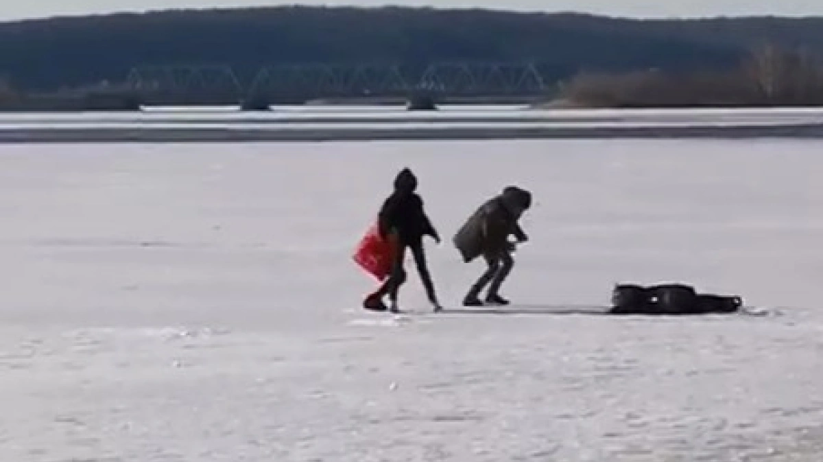Дети на льду. Мальчик на льду. Бегущий по тонкому льду. Зачем хочу тебя сейчас лед 3 песня