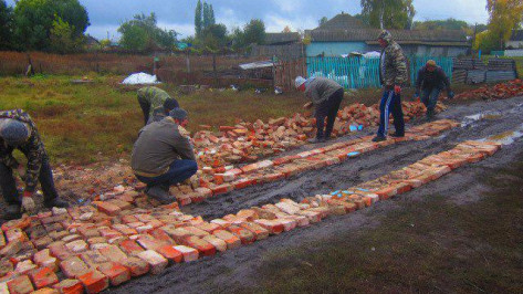 В Воронежской области активисты придумали способ проложить 400 м дороги за 275 тыс рублей