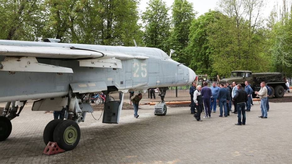 В Бобров доставили фронтовой бомбардировщик СУ-24