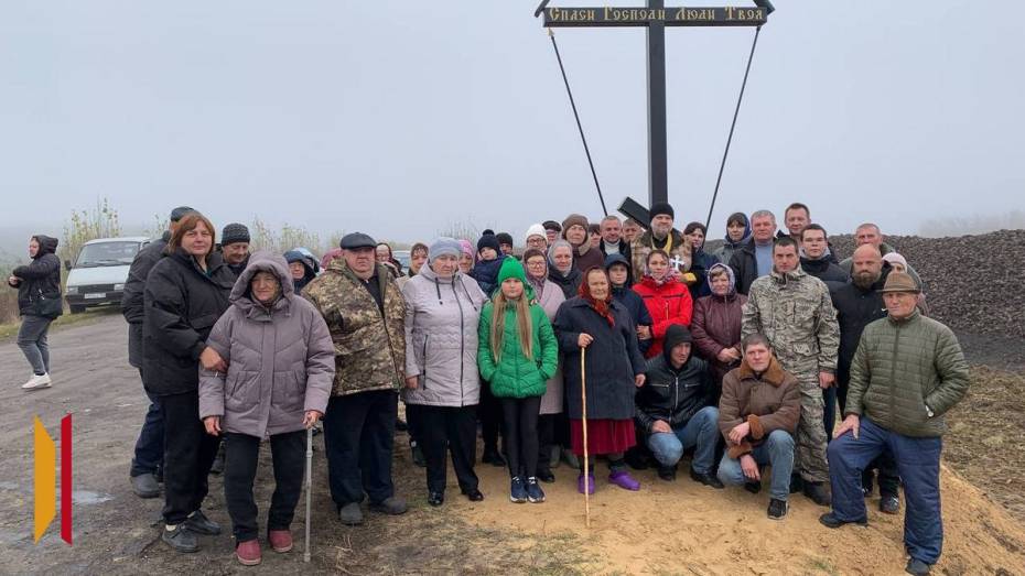 На въезде в панинское село Алое Поле установили 4-метровый поклонный крест