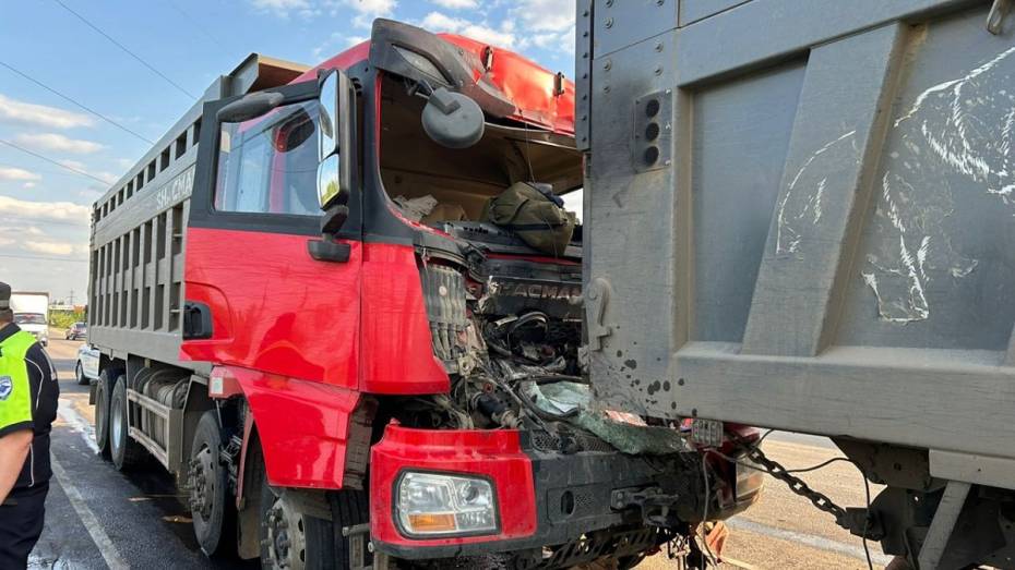 В Воронеже 58-летний мужчина погиб при столкновении 3 грузовиков