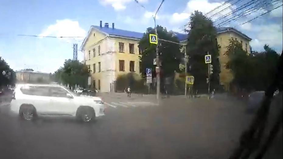 Столкновение маршрутки и Land Cruiser в Воронеже показали на видео от первого лица