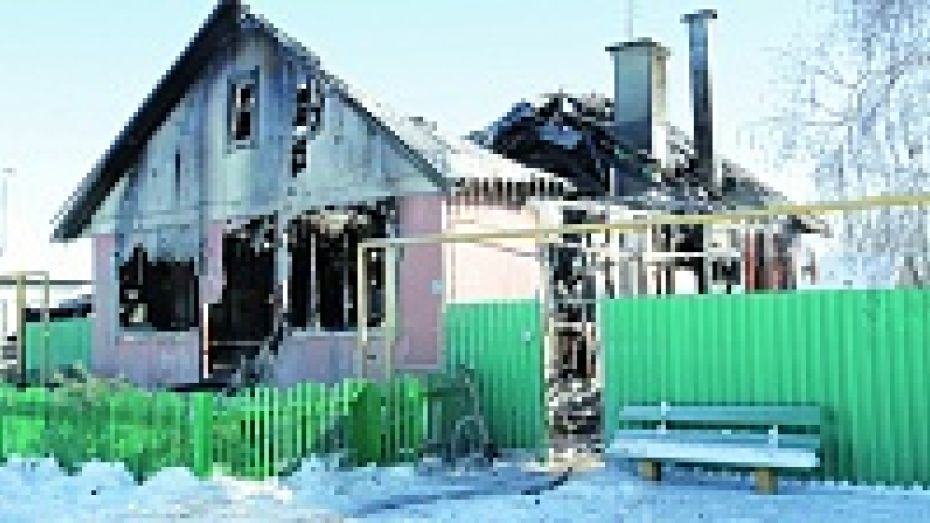 В Бобровском районе при пожаре в частном доме пострадали четыре человека