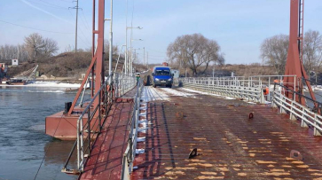 Под Воронежем сорванный льдом наплавной мост установили на место