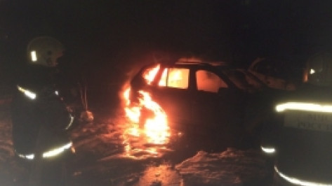 В Северном микрорайоне Воронежа сгорели BMW и Nissan